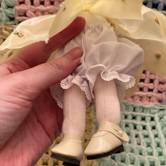 Green Tree Collectible Yellow Dress Lullaby Musical Girl Soft Doll - Picture 6 of 16